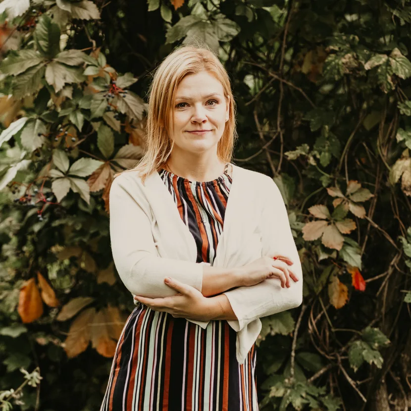 Michaela Jandorová stojí u stromů