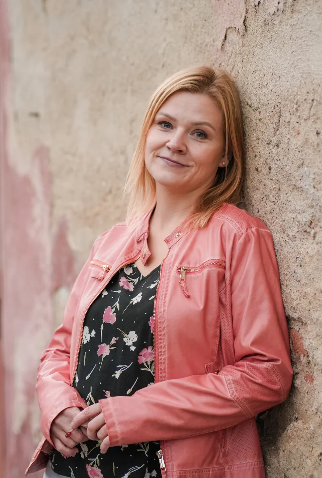 Michaela Jandorová v růžové bundě